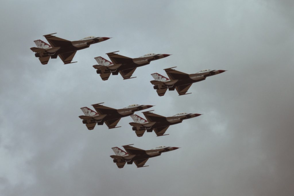 fighter jets flying together